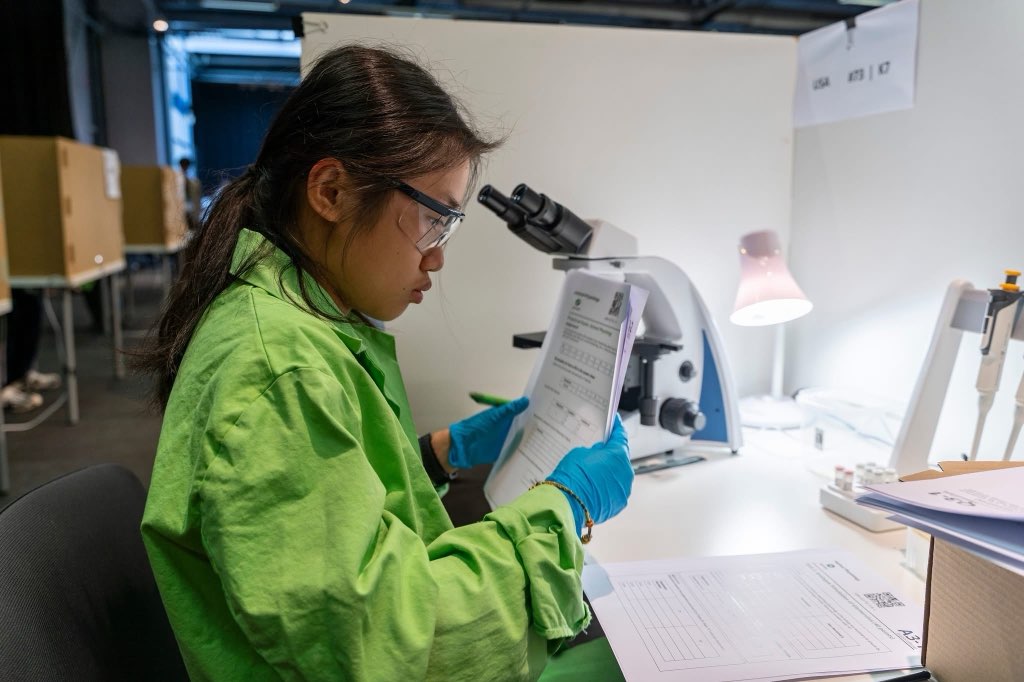 Emma L. in the lab
